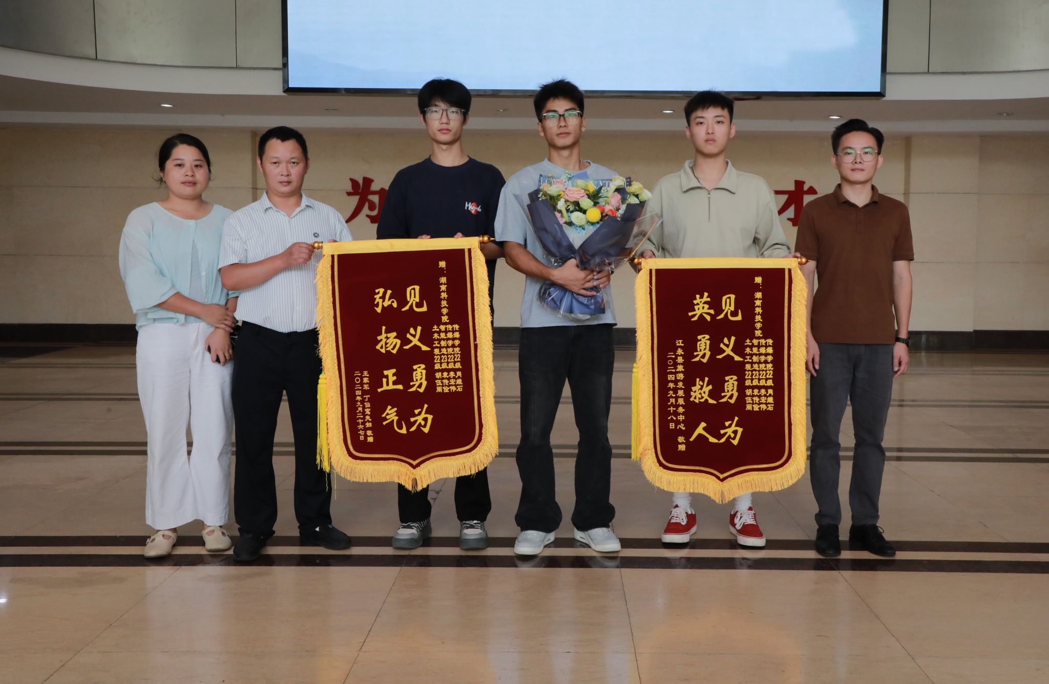 德信网_德信(中国)大学生勇救溺水者.jpg