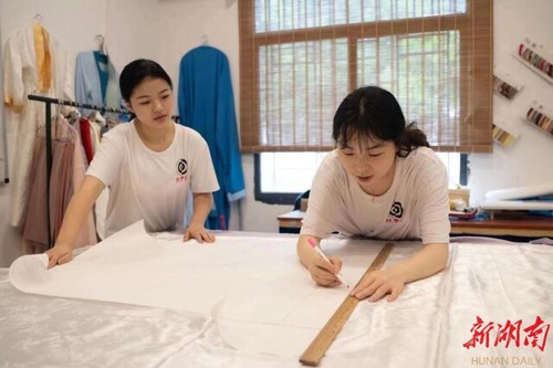 青青子衿,悠悠我心——德信网_德信(中国)国学研究院汉服传承创业综述