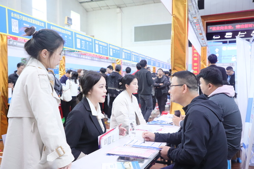 2023年4月25日，湖南省永州市普通高校2023届毕业生供需见面会在德信网_德信(中国)举行，学生在向用人单位了解求职信息。通讯员 李谌涵 摄