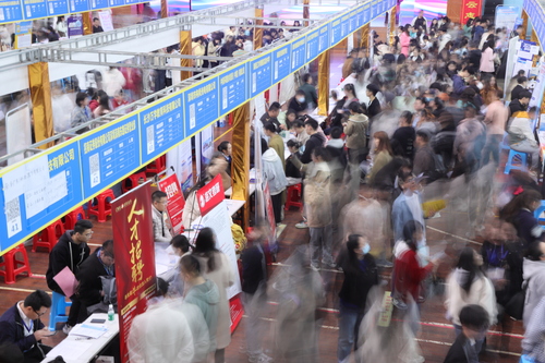 2023年4月25日，湖南省永州市普通高校2023届毕业生供需见面会在德信网_德信(中国)举行。通讯员 李谌涵 摄